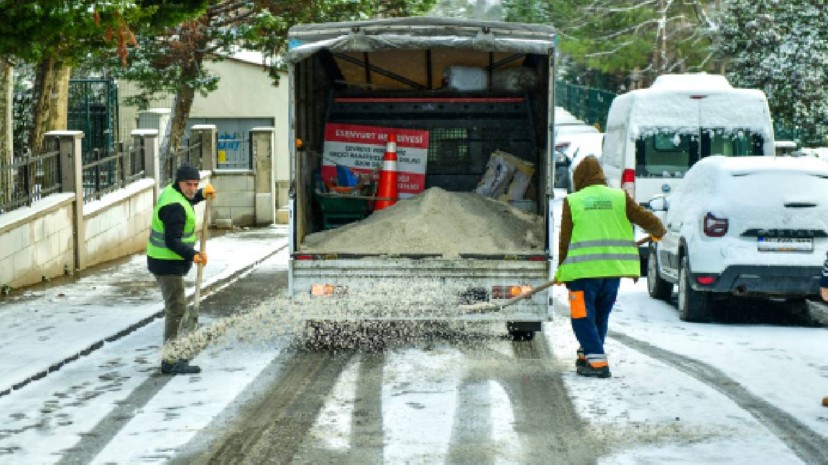 Esenyurt’ta karla mücadele çalışmaları aralıksız sürüyor