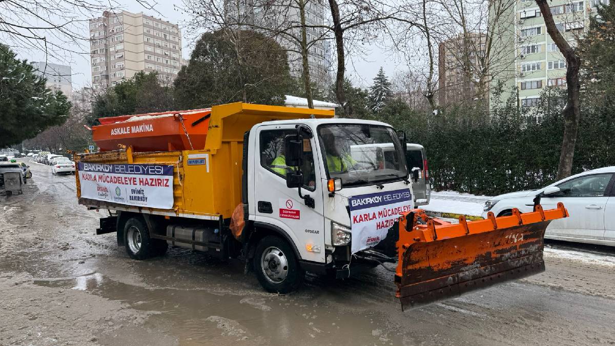 Bakırköy’de kar seferberliği: Belediye 60 noktaya anında müdahale etti