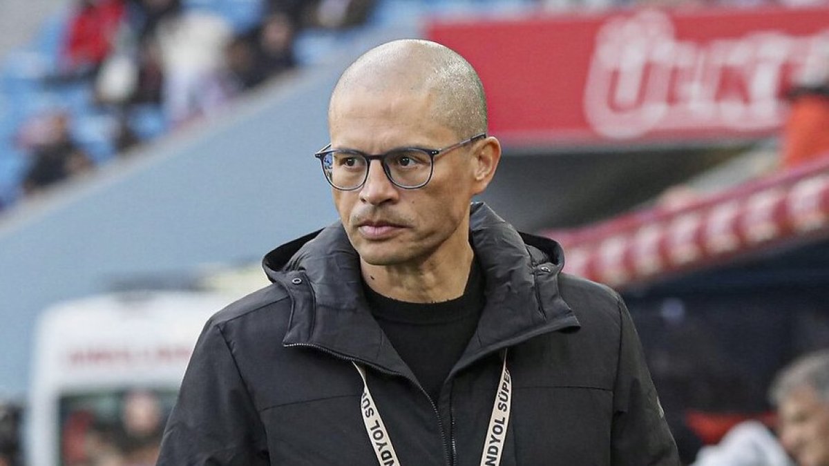 Teknik direktörlük kariyerinde dikiş tutturamadı: Alex de Souza'nın görevine son verildi