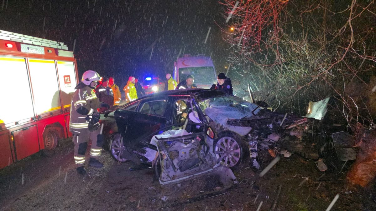 Bursa'da kontrolden çıkan araç ağaca çarptı: 2 ölü, 2 yaralı