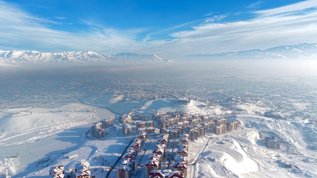 Kış şehri esir aldı! Kar kalınlığı 3 metreyi aştı: Dev buz sarkıtları 3 metreyi buldu