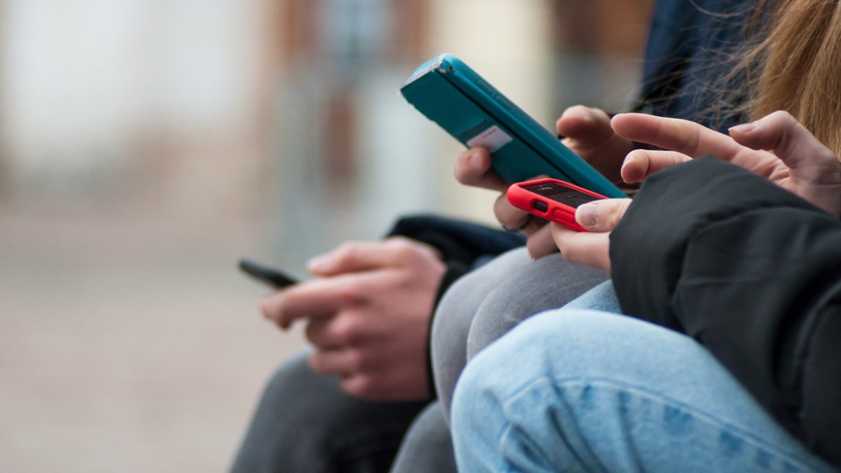 İngiltere 16 yaş altına internet yasağını tartışıyor