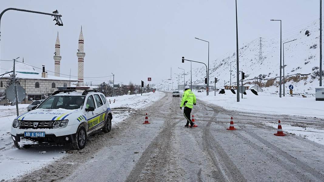Çığ sebebiyle Bayburt-Erzurum yolu kapandı
