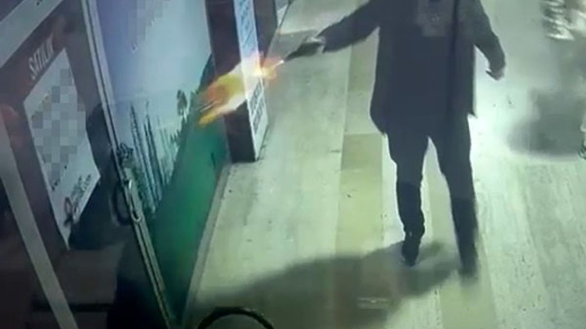 Aksiyon filmi değil, İstanbul! Pasaj içindeki iş yerine mermi yağmuruna tuttu, elini kolunu sallayıp çıktı