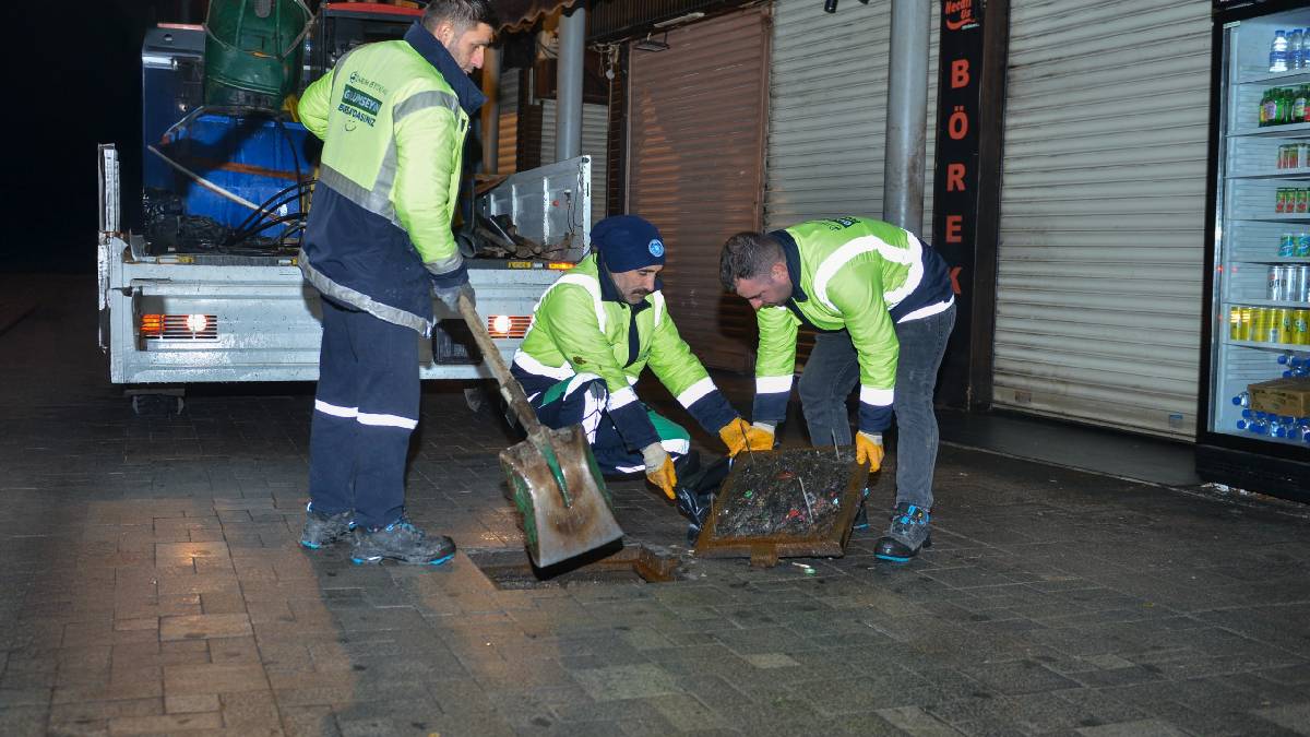 Tarihi çarşı ve hanlar bölgesinde gece mesaisi