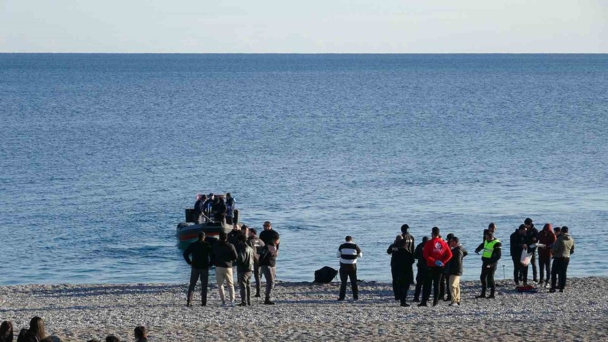 Büyük balık gelecek sanıp çevredekilerden yardım istedi! Oltayı çekince şaşkına döndüler: Erkek cesedi geldi
