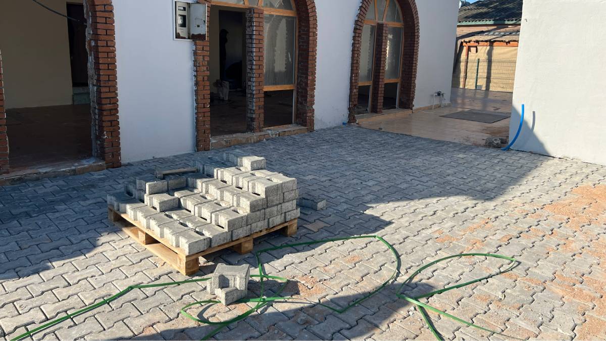 Foça İlçe Garajı’nda çevre düzenleme çalışmaları sürüyor