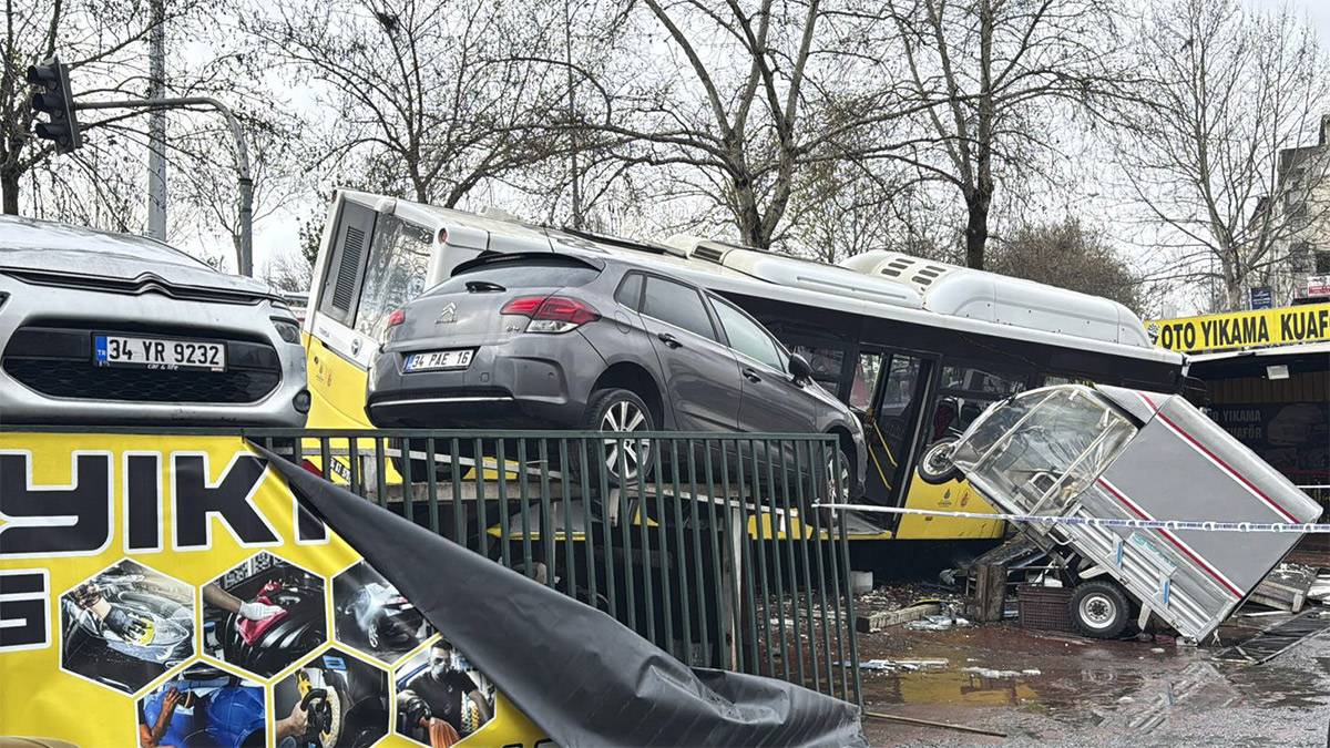 Esenler'de İETT otobüsü otoparka daldı! Çok sayıda ekip sevk edildi