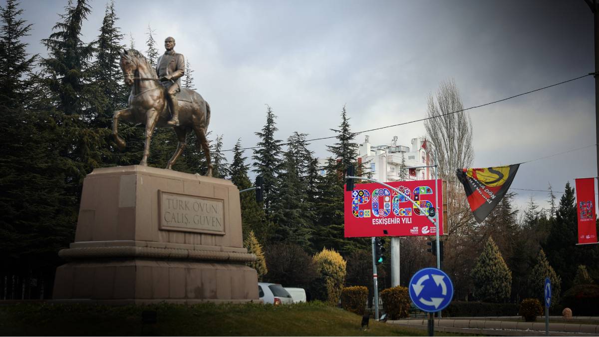 Şehir “2026 Eskişehir Yılı” afişleriyle donatıldı