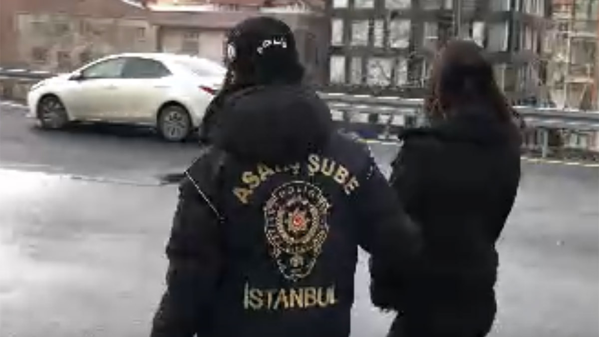 7 yaşındaki kızıyla eve girdi, 2 milyonluk ziynet çaldı: 76 suç kaydı olan anne tutuklandı