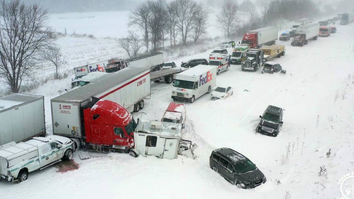 ABD'de kar kabusu! 100 araç birbirine girdi, otoyol savaş alanına döndü!