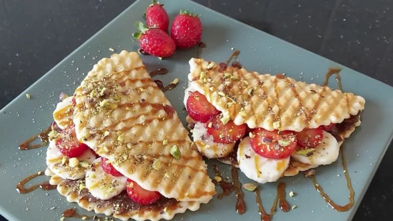 Tatlı krizlerine en pratik çözüm: Tost makinesinde waffle yapımı