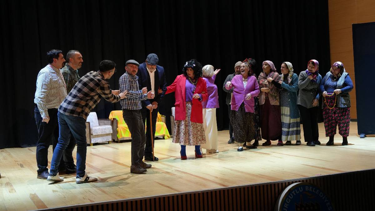 Foça Belediye Tiyatrosu Turgutlu’da sahne aldı