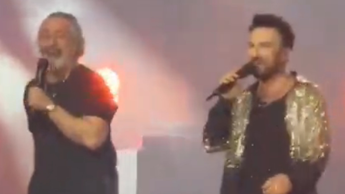 İki yıldız aynı sahnede: Tarkan konserine Cem Yılmaz damgası! 'Kuzu Kuzu' şovu yıktı geçti