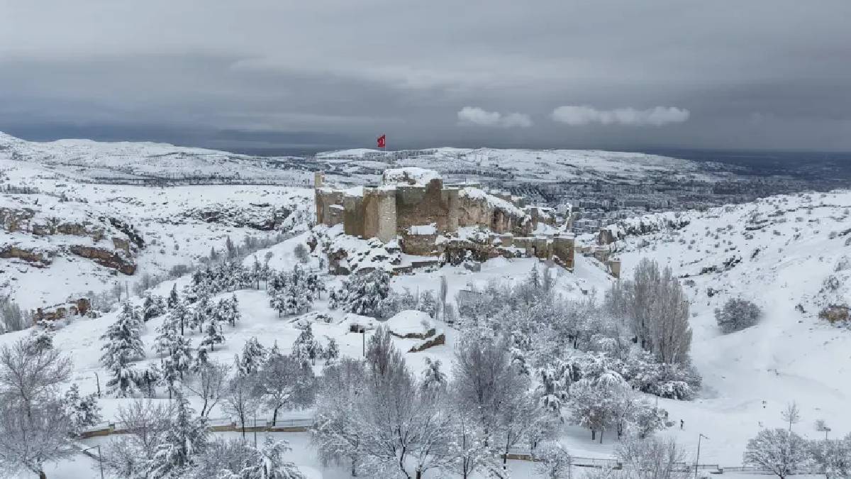 3000 yıldır ayakta duruyor, hikayesi şaşırtıyor! Kar altında eşsiz manzara: Harput Kalesi’nin sütten yapıldığına inanılıyor