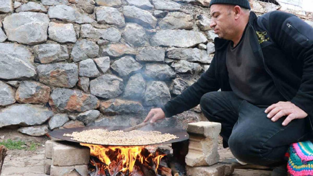 Kor ateşte uzun saatler kavrulan doğal lezzet: Evliya Çelebi’nin de bahsettiği miras binlerce yıldır  sofralara uzanıyor!