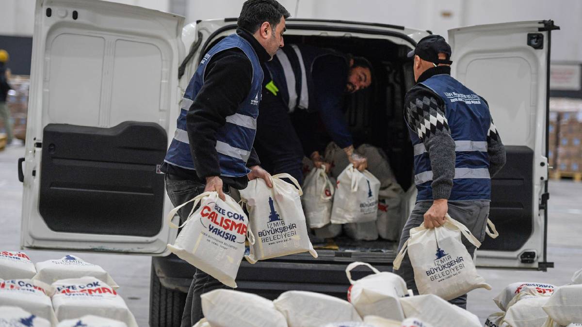 İzmir Büyükşehir Ramazan ayı öncesi yeni bir uygulamayı hayata geçirdi: 24 bin haneye kahvaltı paketi dağıtımı başladı