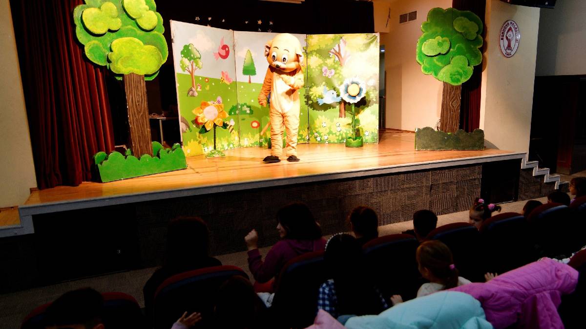 Minikler sahne ışıkları altında hem eğleniyor hem öğreniyor