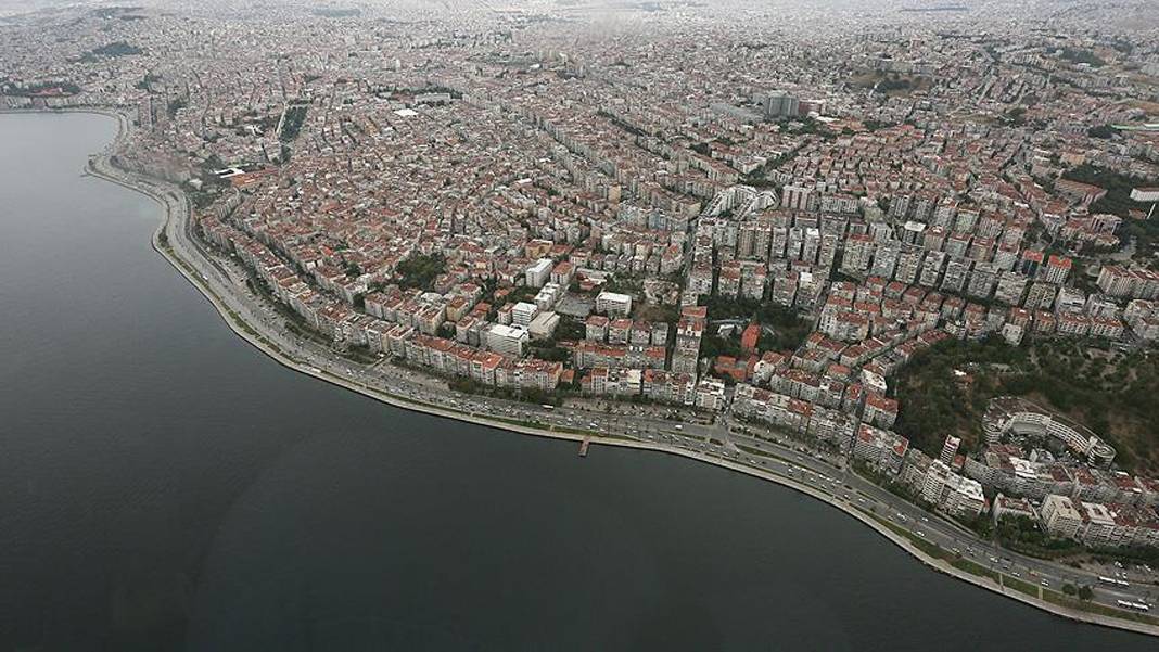 İzmir'de emlak rotası değişti, merkez 'kilit' oldu: İşte prim yapacak 'kuzey' ilçeleri ve ucuz ev fırsatı