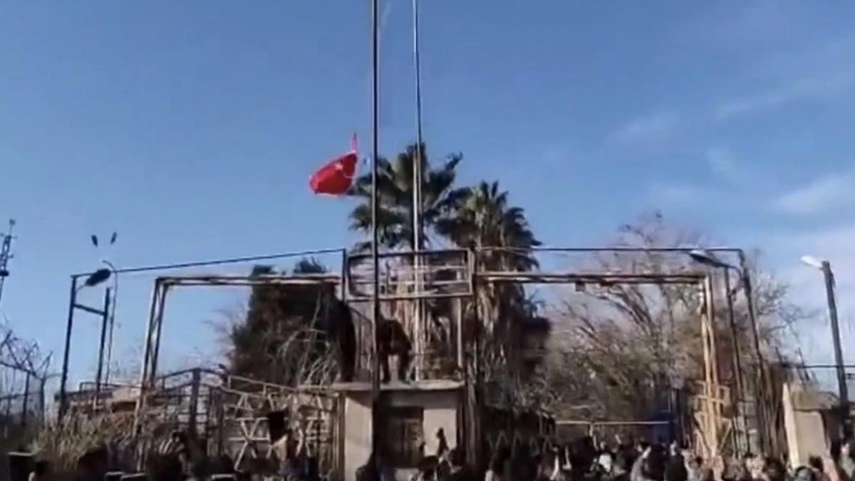 Türk bayrağı provokasyonunda 14 gözaltı