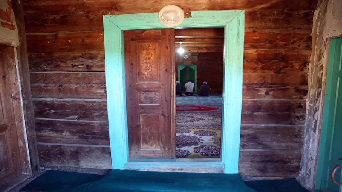 Tek bir çivi bile bulunmuyor, yapımı hayrete düşürüyor! 126 yıllık cami Kastamonu’da zamana meydan okuyor