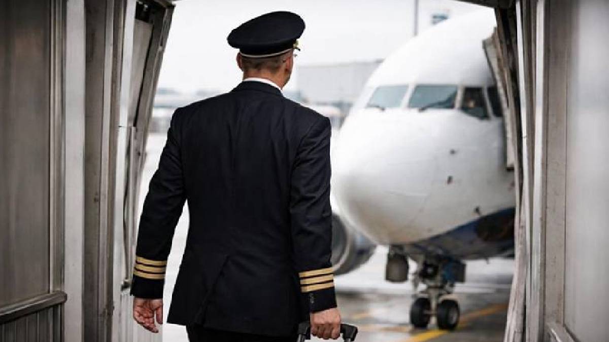 Eski uçuş görevlisinin pilot oyunu: Yüzlerce uçuşu ücretsiz yaptı