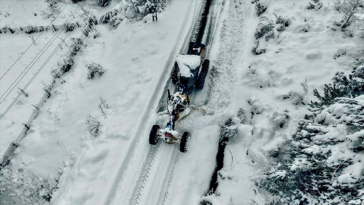 Kar yolları kapıyor o özenle açıyor: 20 yıldır kar mücadelesi ondan soruluyor!