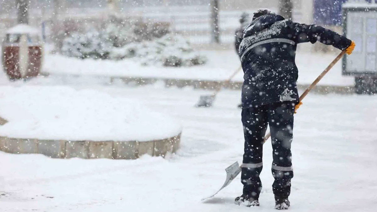Meteoroloji'den 4 il için acil 'kar ve çığ' alarmı: İç Anadolu'nun doğusu beyaza gömülecek, kar kalınlığı 20 santimi buluyor