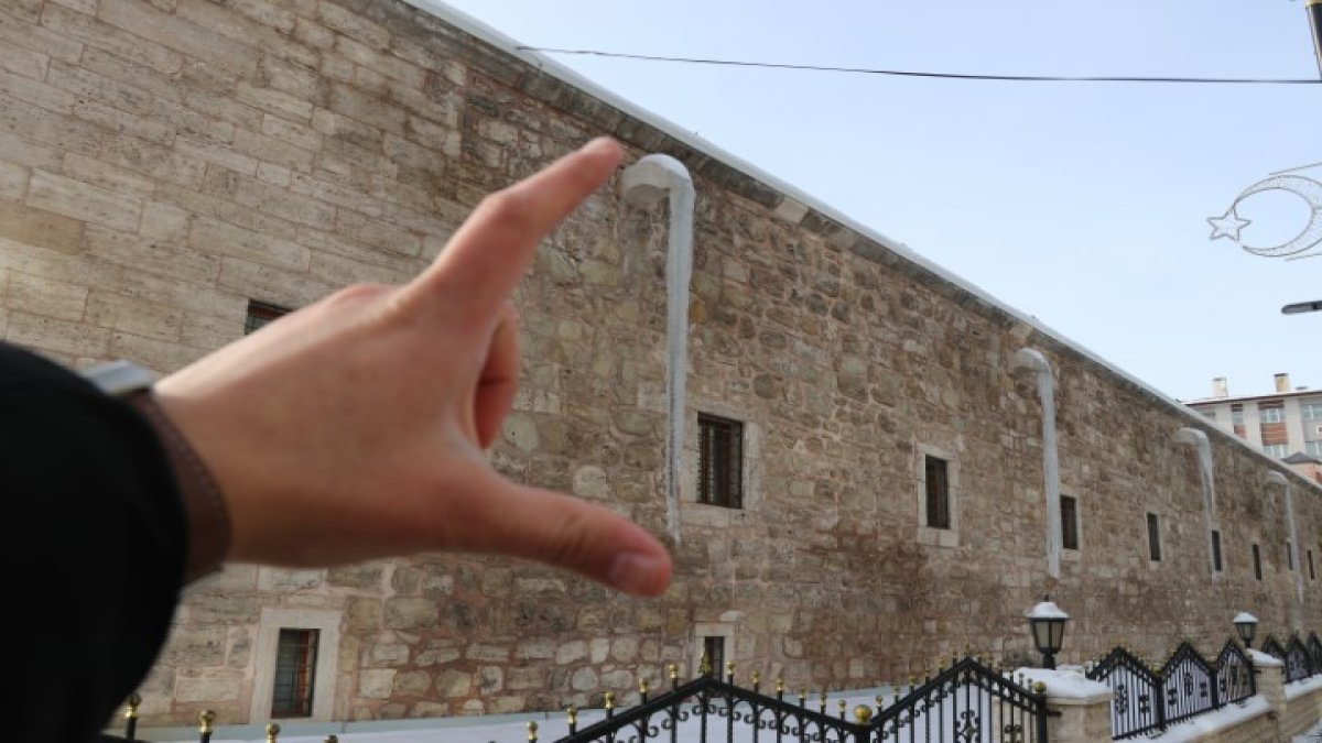 Dondurucu soğuklar hayatı durma noktasına getirdi! Tarihi handan 4 metrelik dev buz sarkıtları sarktı