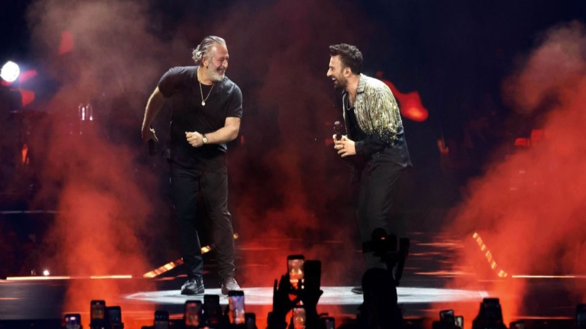 Tarkan ve Cem Yılmaz aynı sahneye çıkmıştı! Sosyal medyayı sallayan yaş tartışmasına Cem Yılmaz'dan cevap geldi