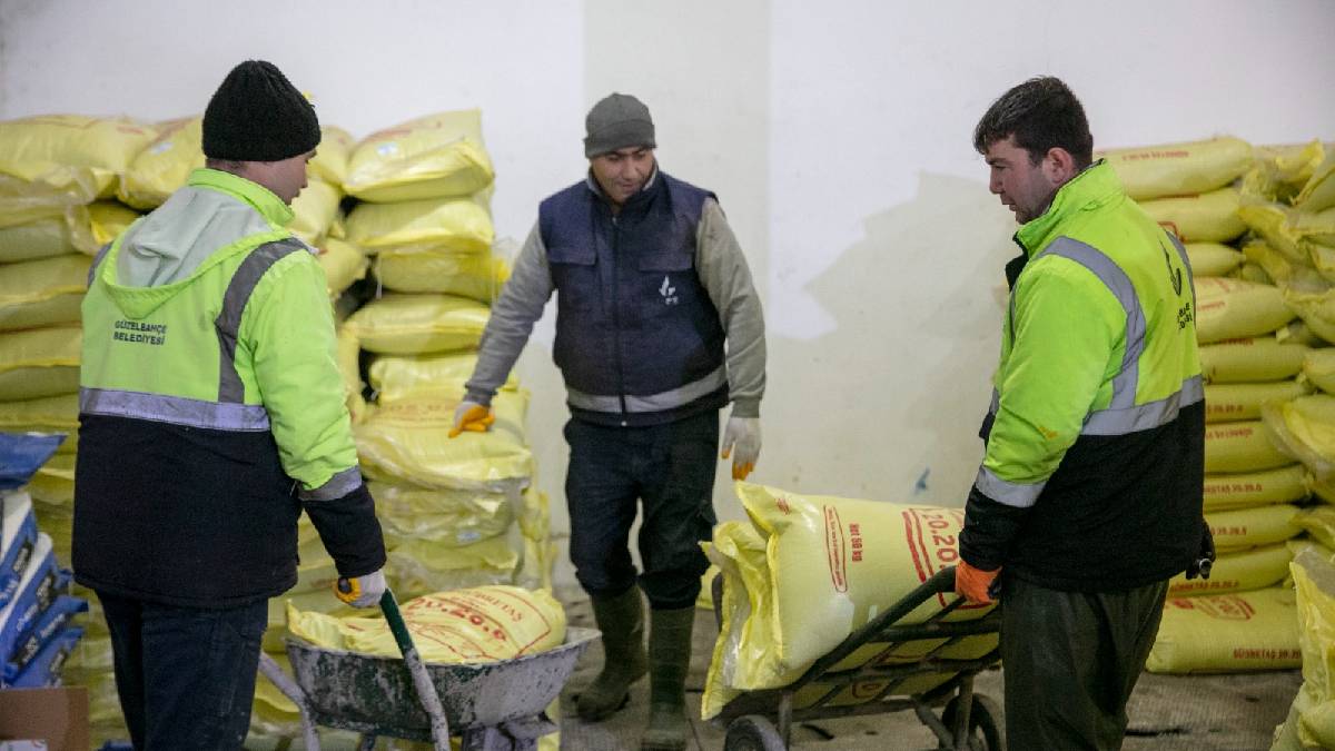 Çiftçiye güç veren destek: Güzelbahçe Belediyesinden 152 çiftçiye gübre dağıtımı yapıldı