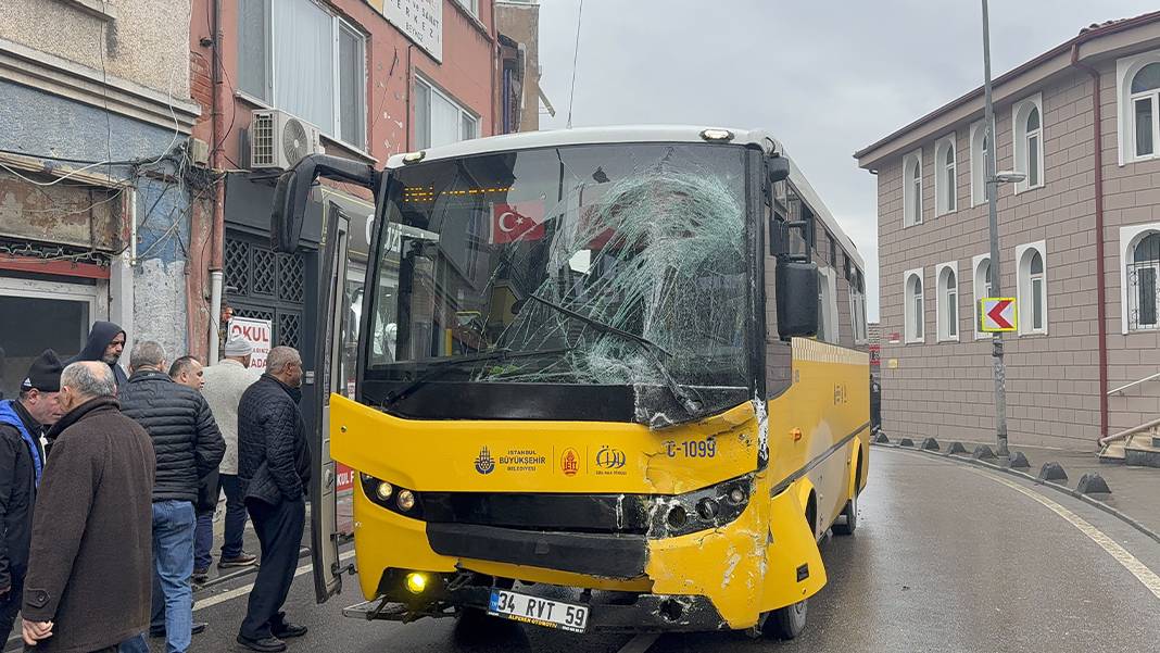 İstanbul’da korku dolu anlar kamerada: İki otobüs kafa kafaya çarpıştı, ortalık savaş alanına döndü