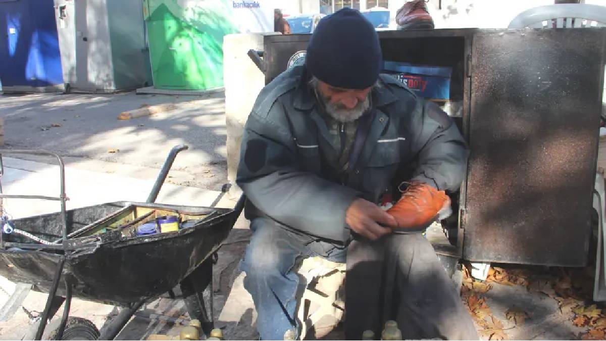 67 yaşında ekmeğini boyadan çıkarıyor! Kar kış demiyor, emek veriyor: Günlük 300 TL kazanıyor