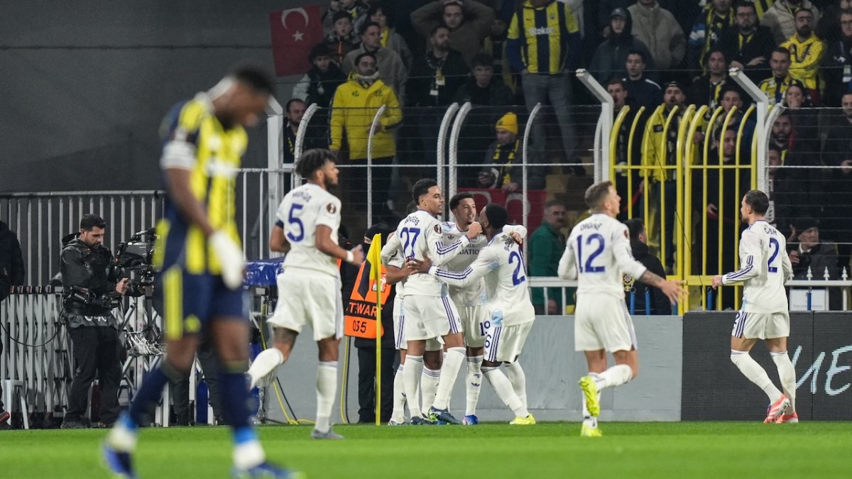 Avrupa basını Fenerbahçe - Aston Villa maçını konuşuyor: İstanbul'daki maç kulakları sağır eden bir gürültü eşliğinde oynandı