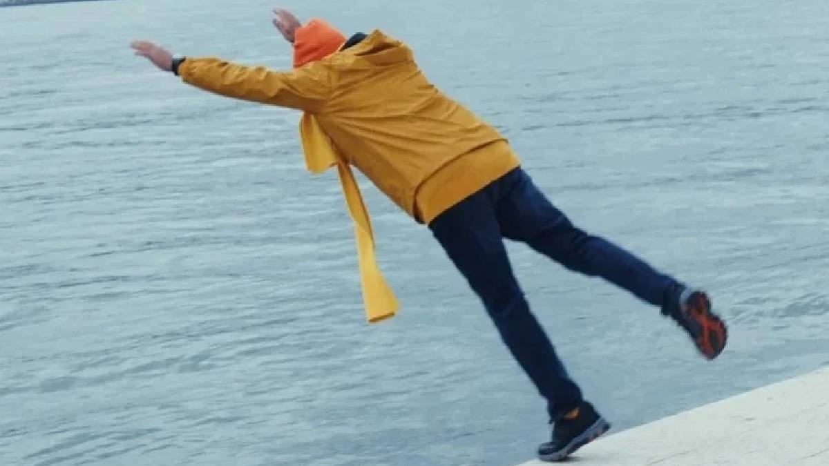 80 yaşında da geleneğini bozmadı: Ünlü şarkıcı buz gibi havada kendini boğazın serin sularına bıraktı