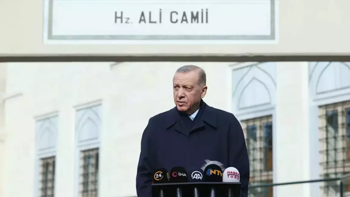 Erdoğan, cuma namazını Hz. Ali Camisi'nde kıldı