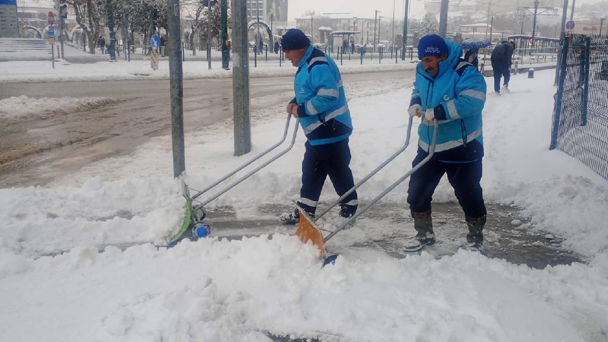 Büyükşehir’den kaldırımlarda yaya güvenliği için çalışma