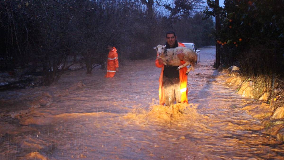 Büyükşehir ekipleri yağmur ve fırtınaya karşı seferber oldu