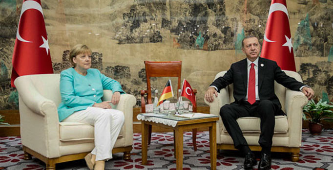 Alman basını: Merkel Erdoğan'ın önünde diz çöktü