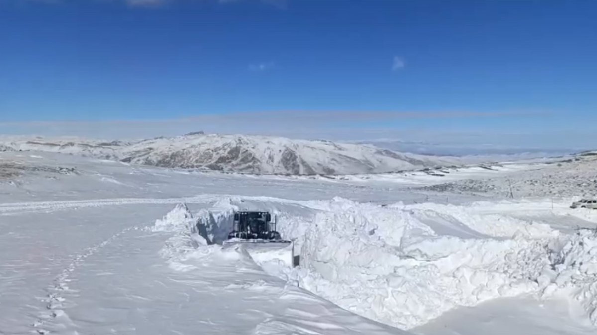 Kar hayatı durma noktasına getirdi! 3 metrelik kar kütleleri arasında dev tüneller oluştu