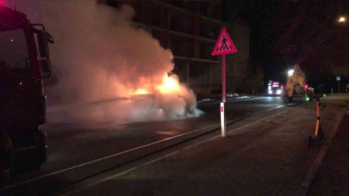 Seyir halindeki kamyonet saniyeler içinde alev topuna döndü! Sürücü canını zor kurtardı