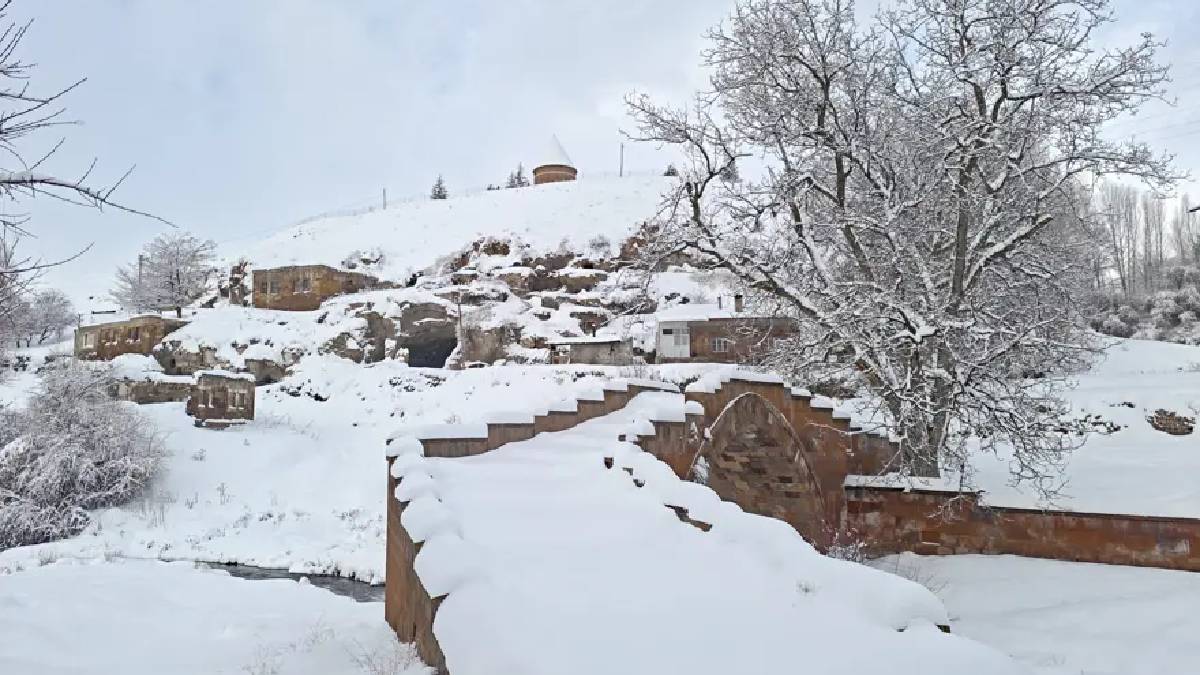 1000 yıllık geçmiş beyaz örtüyle kaplandı! ‘Anadolu’nun Orhun Abideleri’: 8 bini aşkın mezar taşı görsel şölen sundu