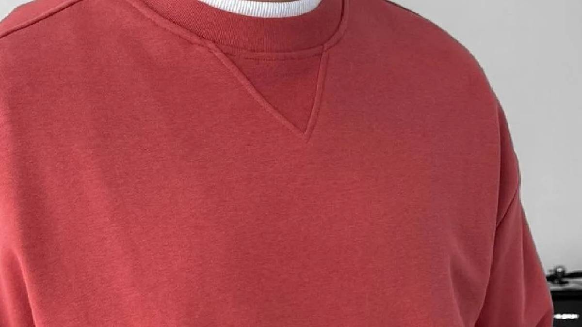 Herkes moda sanıyor ama değil! Kıyafet yakalarındaki üçgen ne işe yarıyor? İşte gerçek amacı