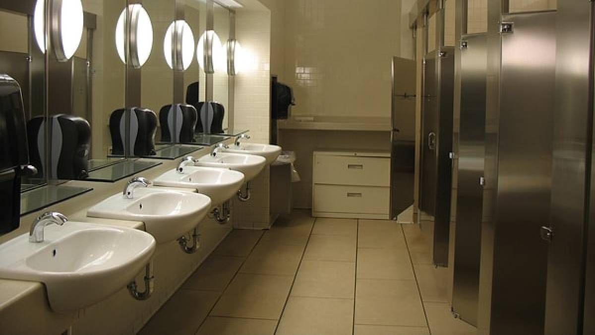 Sadece tasarım değilmiş! AVM tuvalet kapılarının kısa olmasının şaşırtıcı nedenleri