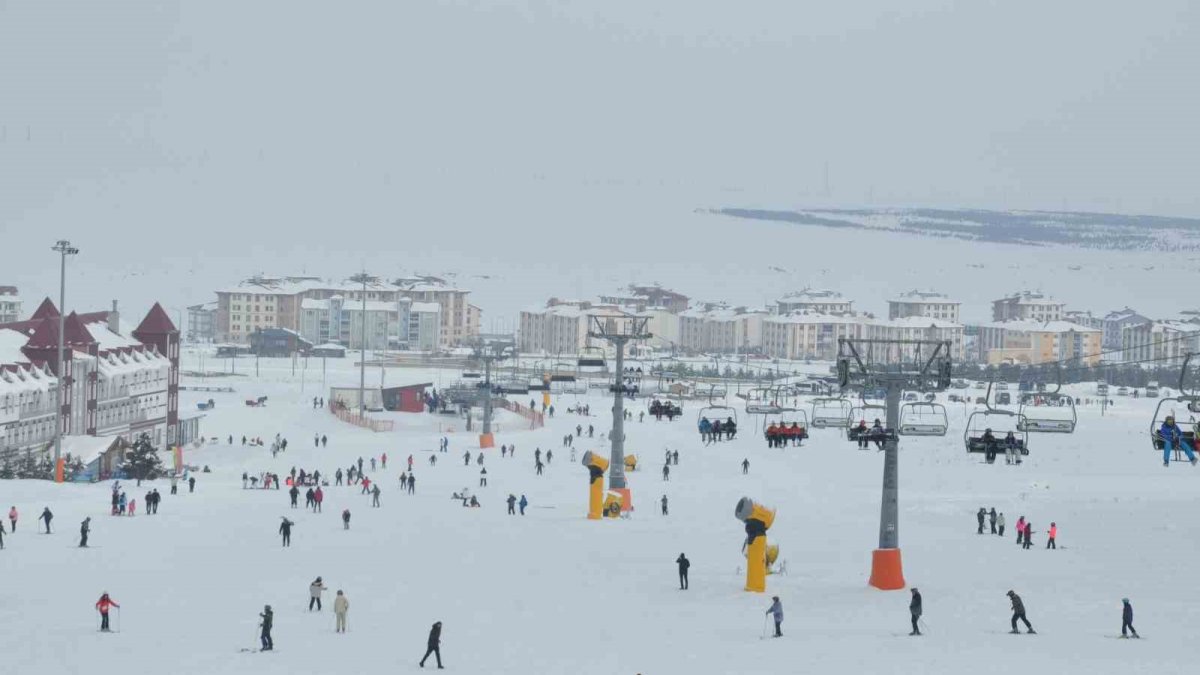 Sarıkamış’ta kristal kar şöleni: Kayakseverler sarıçam ormanlarına akın ediyor