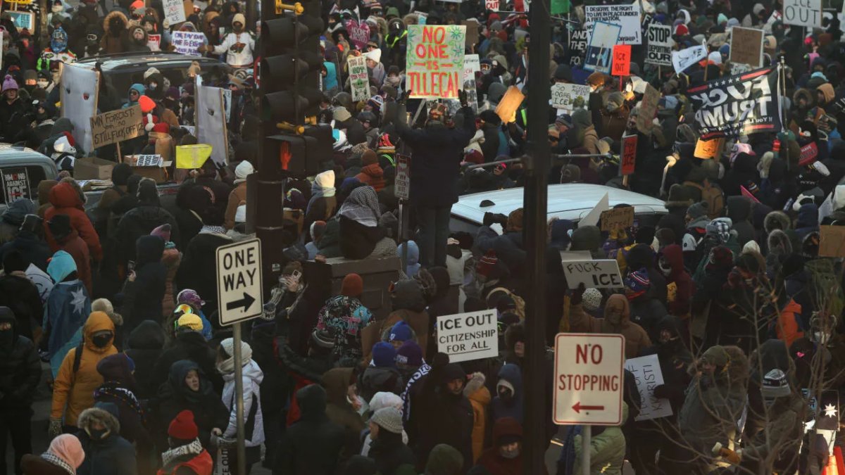 Minnesota’da binlerce kişi göçmenlik politikalarına karşı sokakta