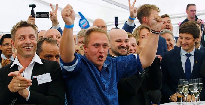 Almanya'daki aşırı sağcı parti AfD Başbakan Angela Merkel'in partisini geçti