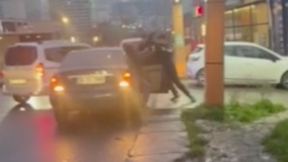 Trafik eşkiyaları dehşet saçtı! Yol verme kavgasında sürücü darbedildi, burnu ve elmacık kemiği kırıldı