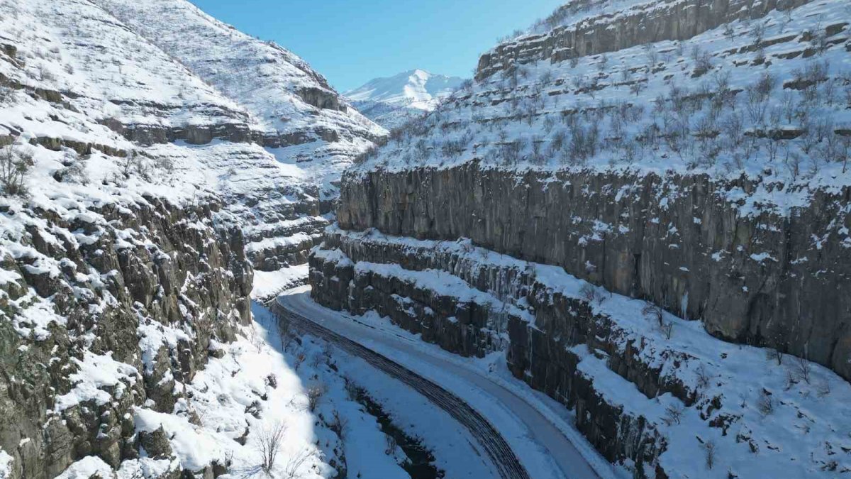Şırnak’ta Sibirya soğukları: etkisini gösterdi! Dağlarda dev buz şelaleleri oluştu