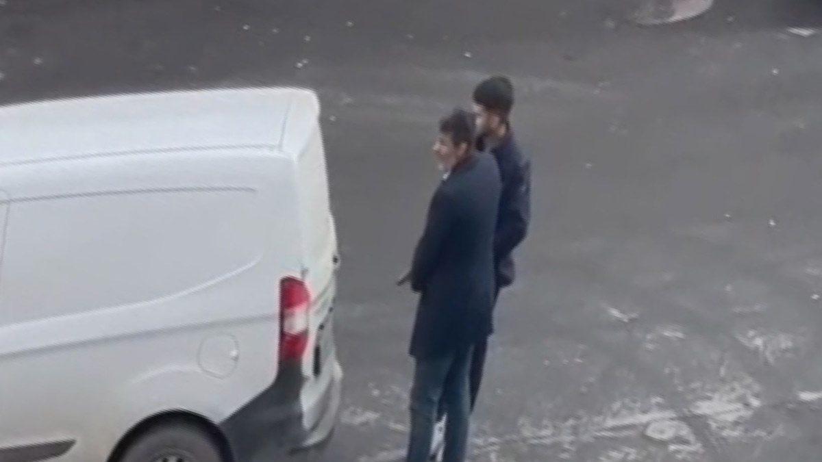 Sultangazi'de sokak ortasında akraba kavgası! 'Erkeksen dışarı çık' dedi silah çekti